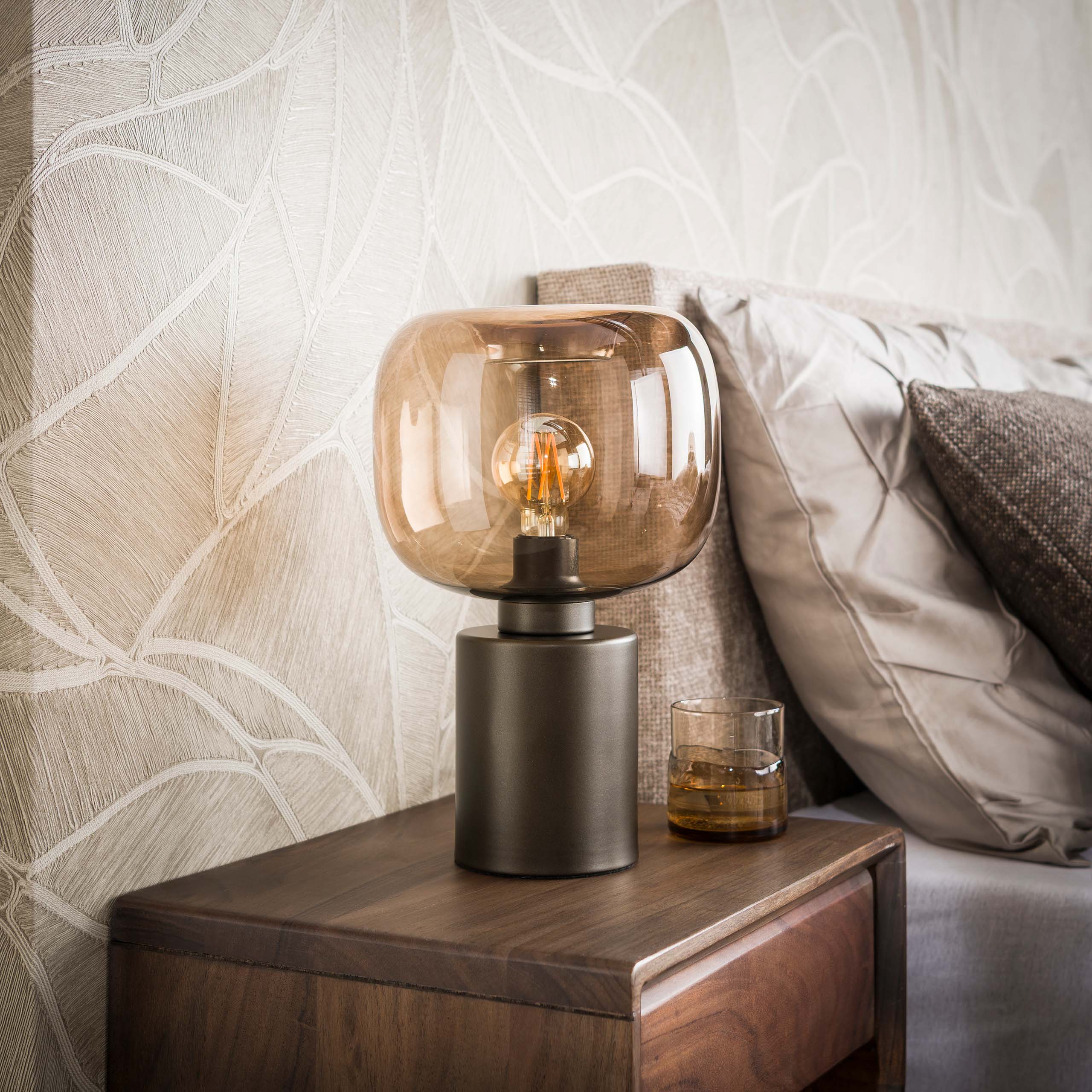 Tafellamp Avelore 1-lichts Brons Amberglas Meubelista Sfeerfoto Licht