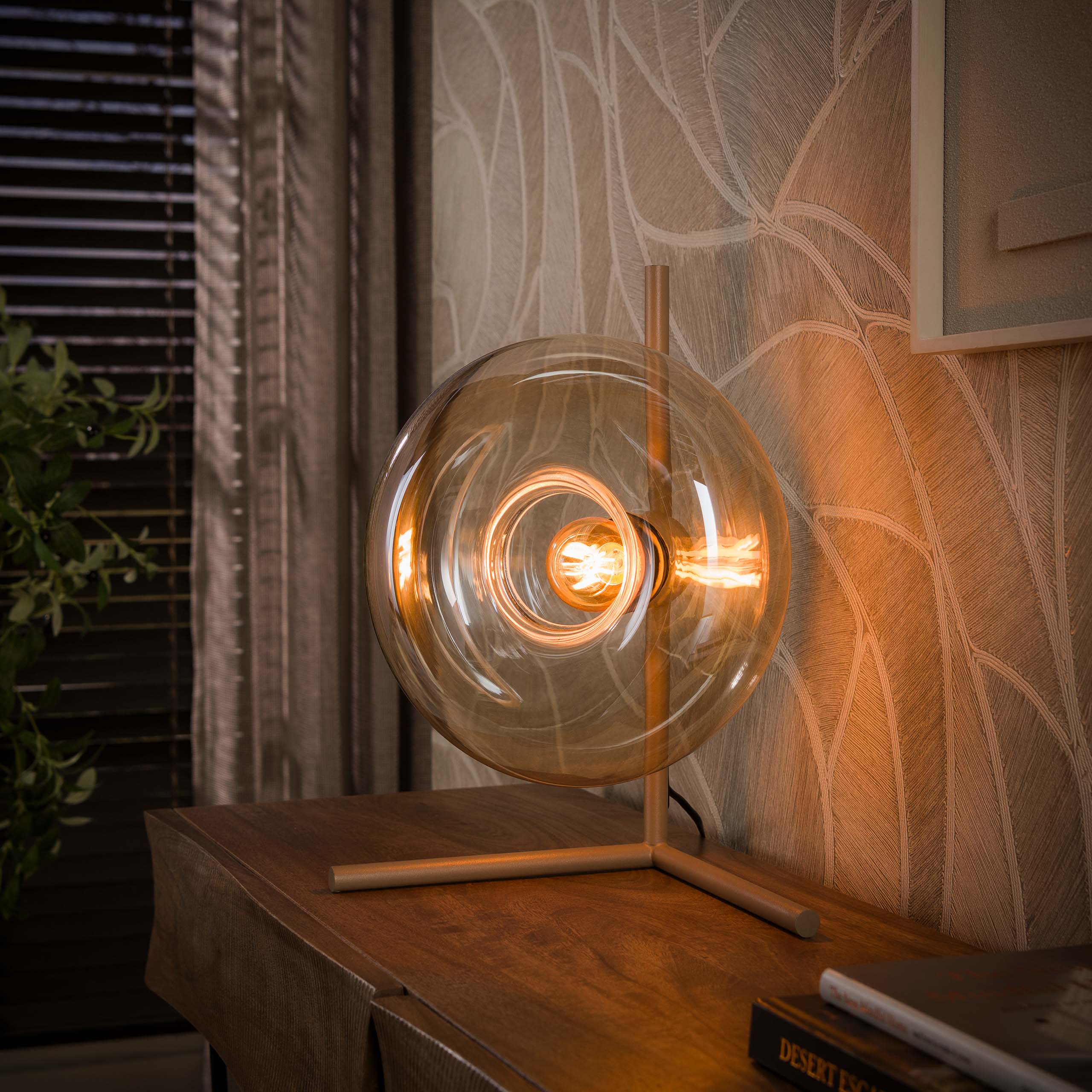 Tafellamp Donut 1-lichts Beige Amberglas Meubelista Sfeerfoto Donker