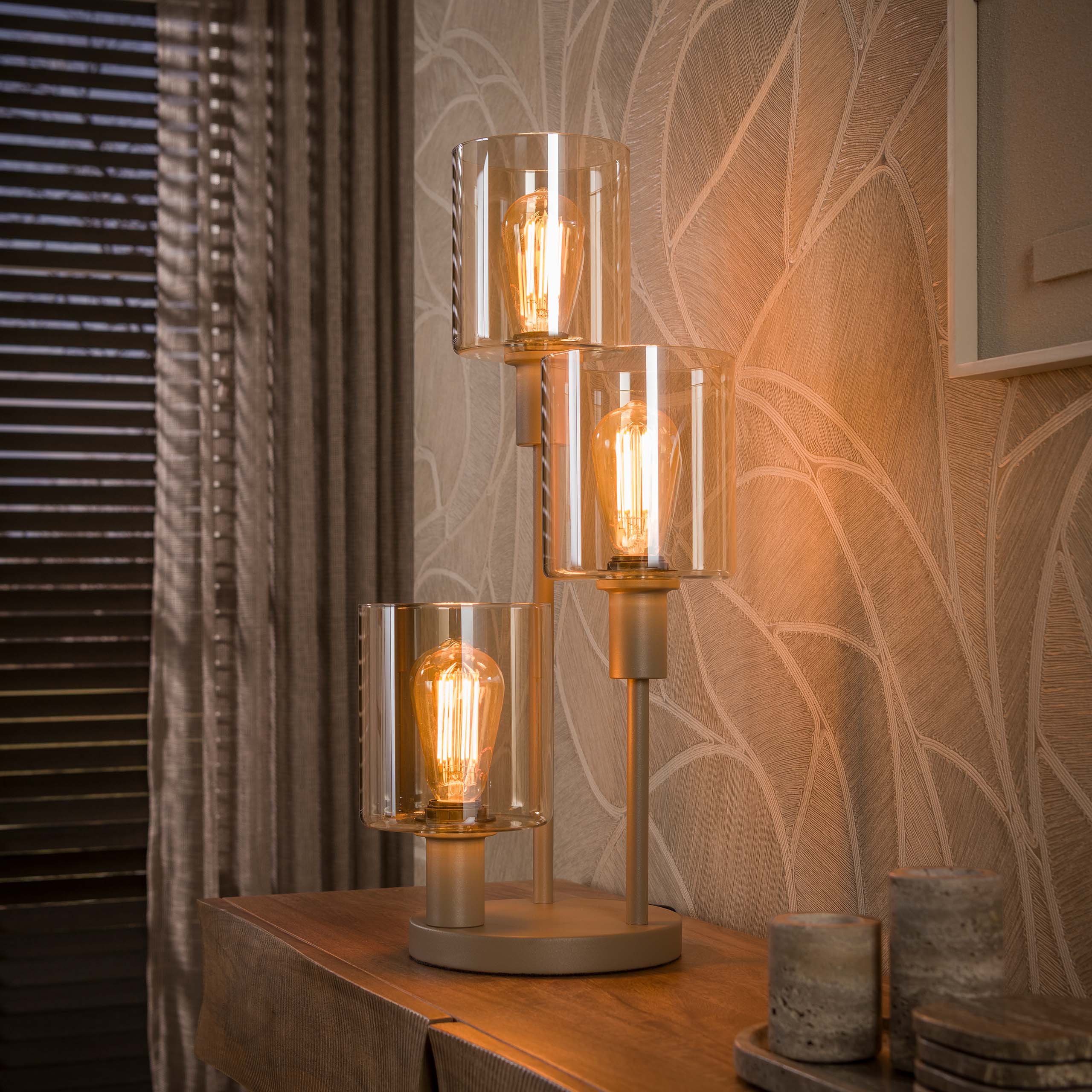 Tafellamp Lucaro 3-lichts Beige Amberglas Sfeerfoto Donker Meubelista