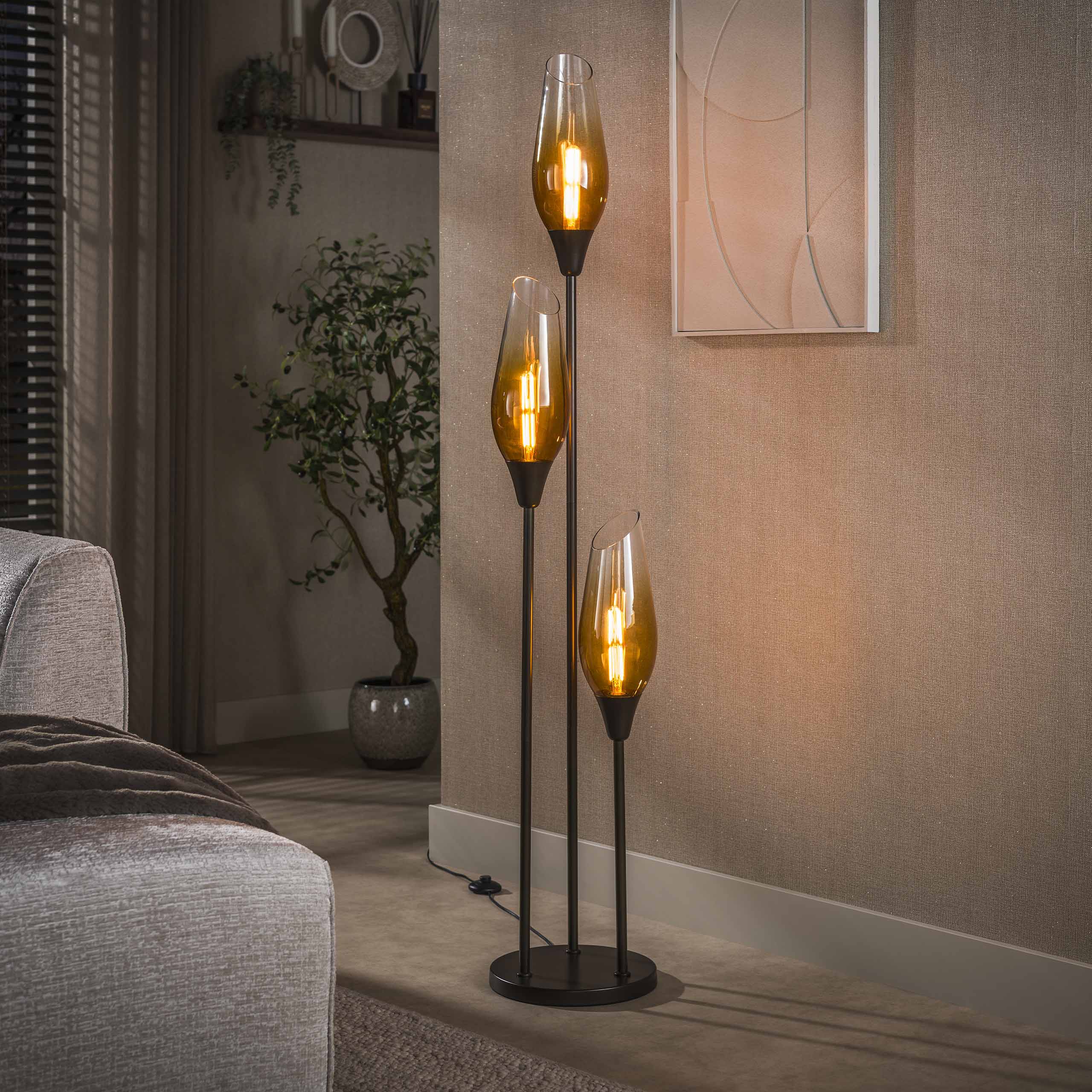 Vloerlamp Alune Brons Amberglas 168 cm Meubelista Sfeerfoto Donker