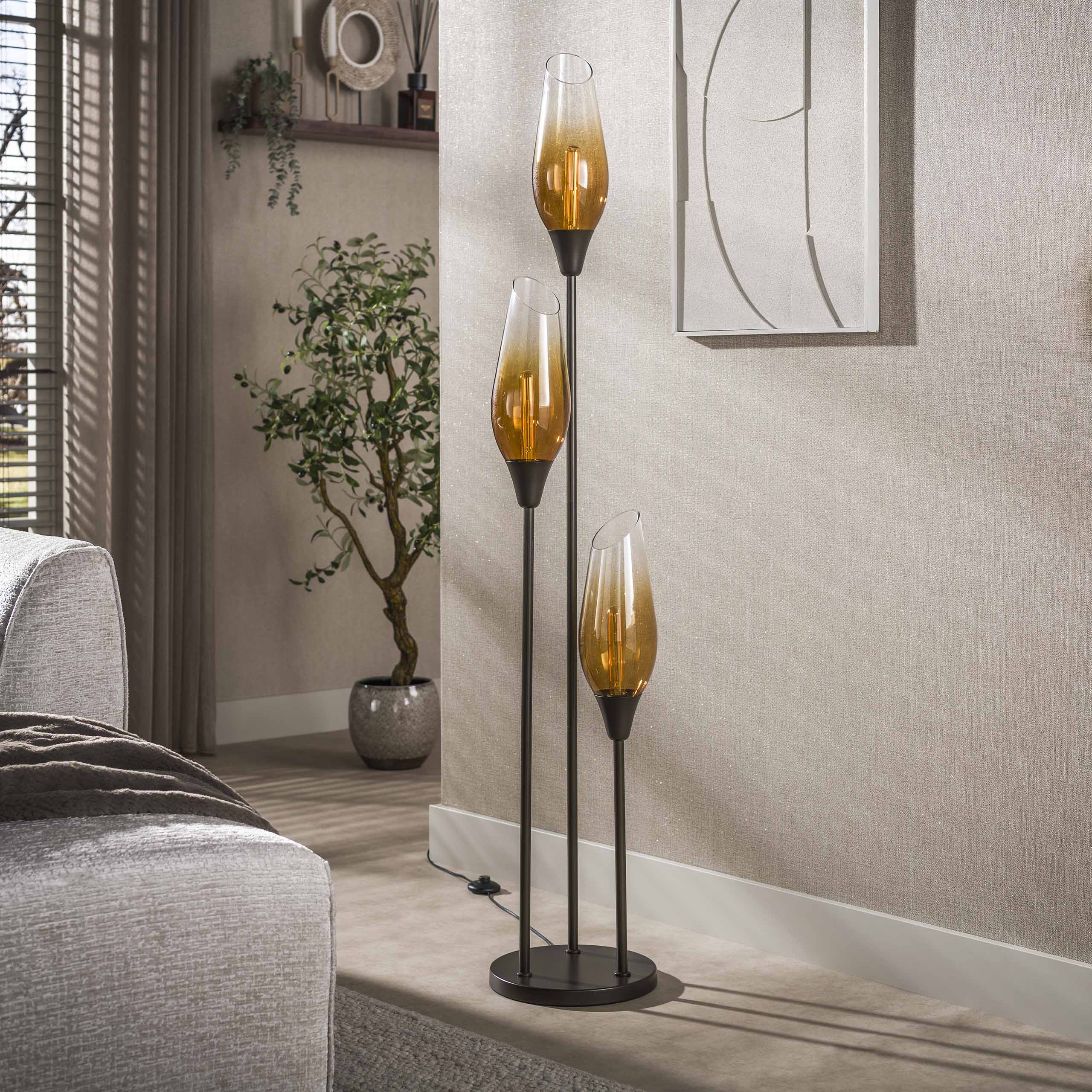 Vloerlamp Alune Brons Amberglas 168 cm Meubelista Sfeerfoto Licht