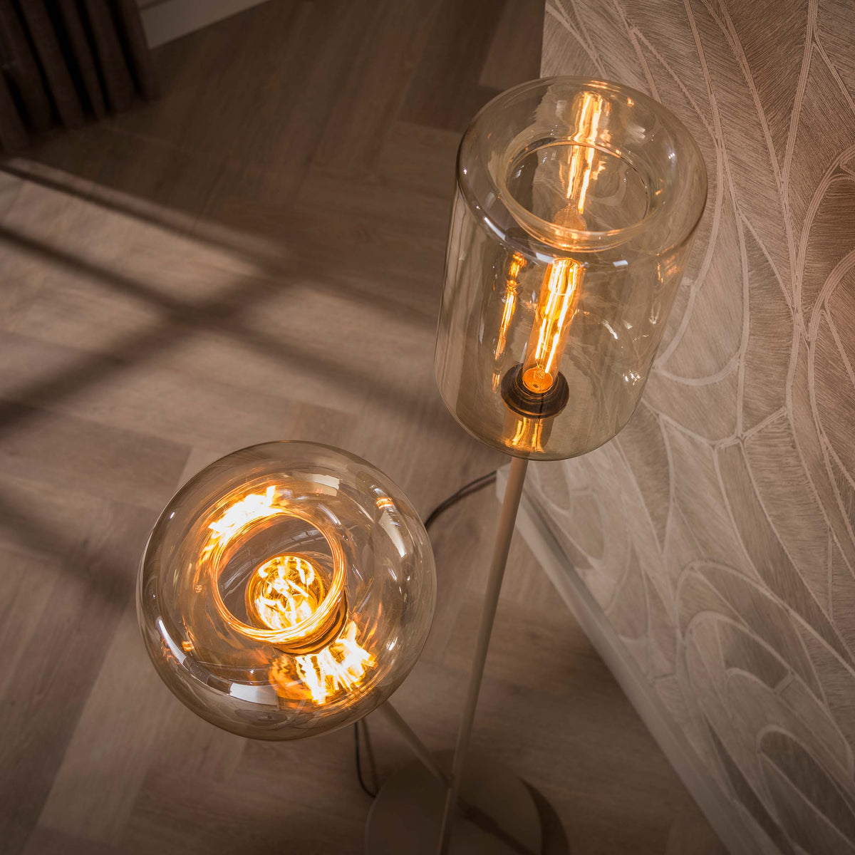 Vloerlamp Avelore 2-lichts Beige Amberglas 174 cm Meubelista Bovenaanzicht