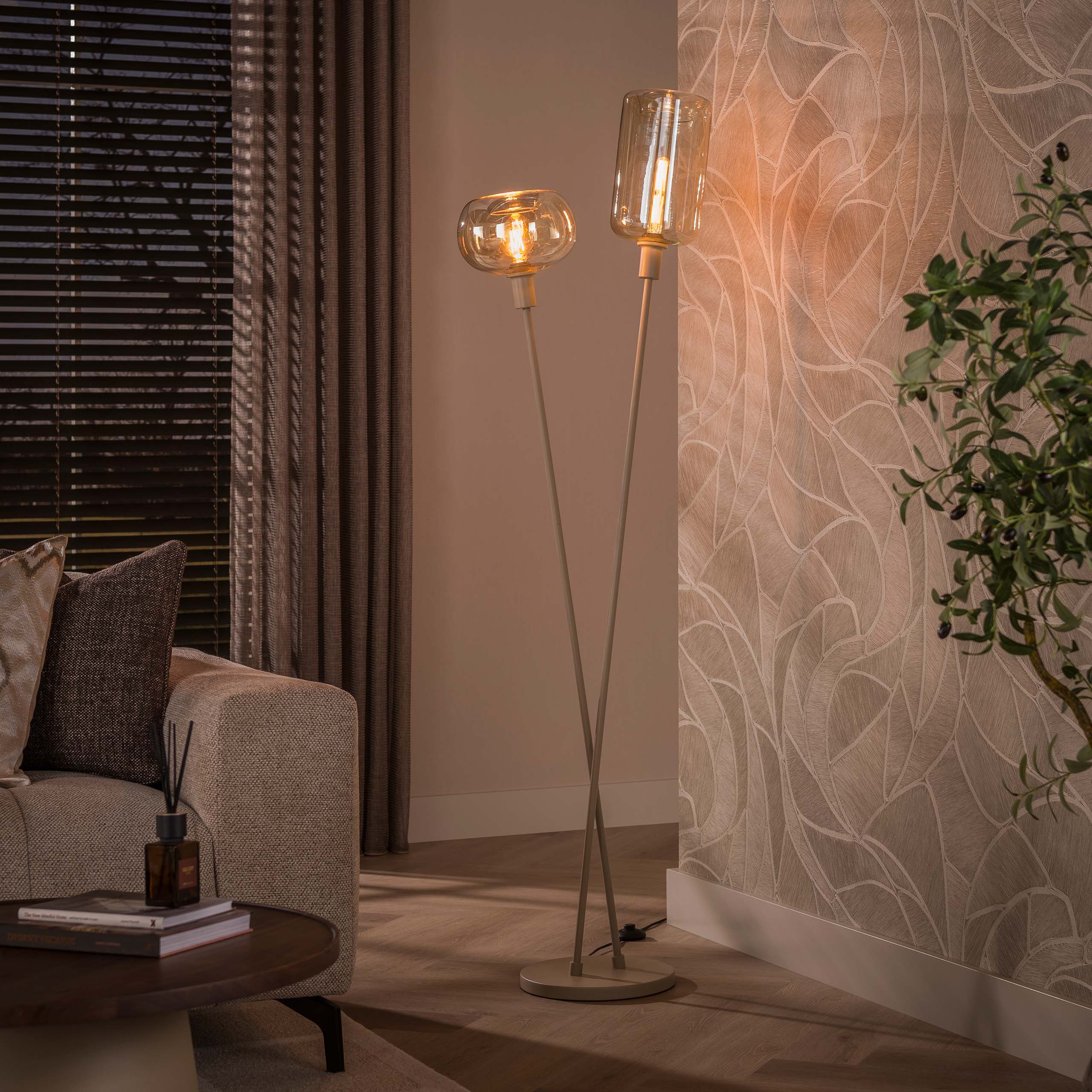 Vloerlamp Avelore 2-lichts Beige Amberglas 174 cm Meubelista Sfeerfoto Donker