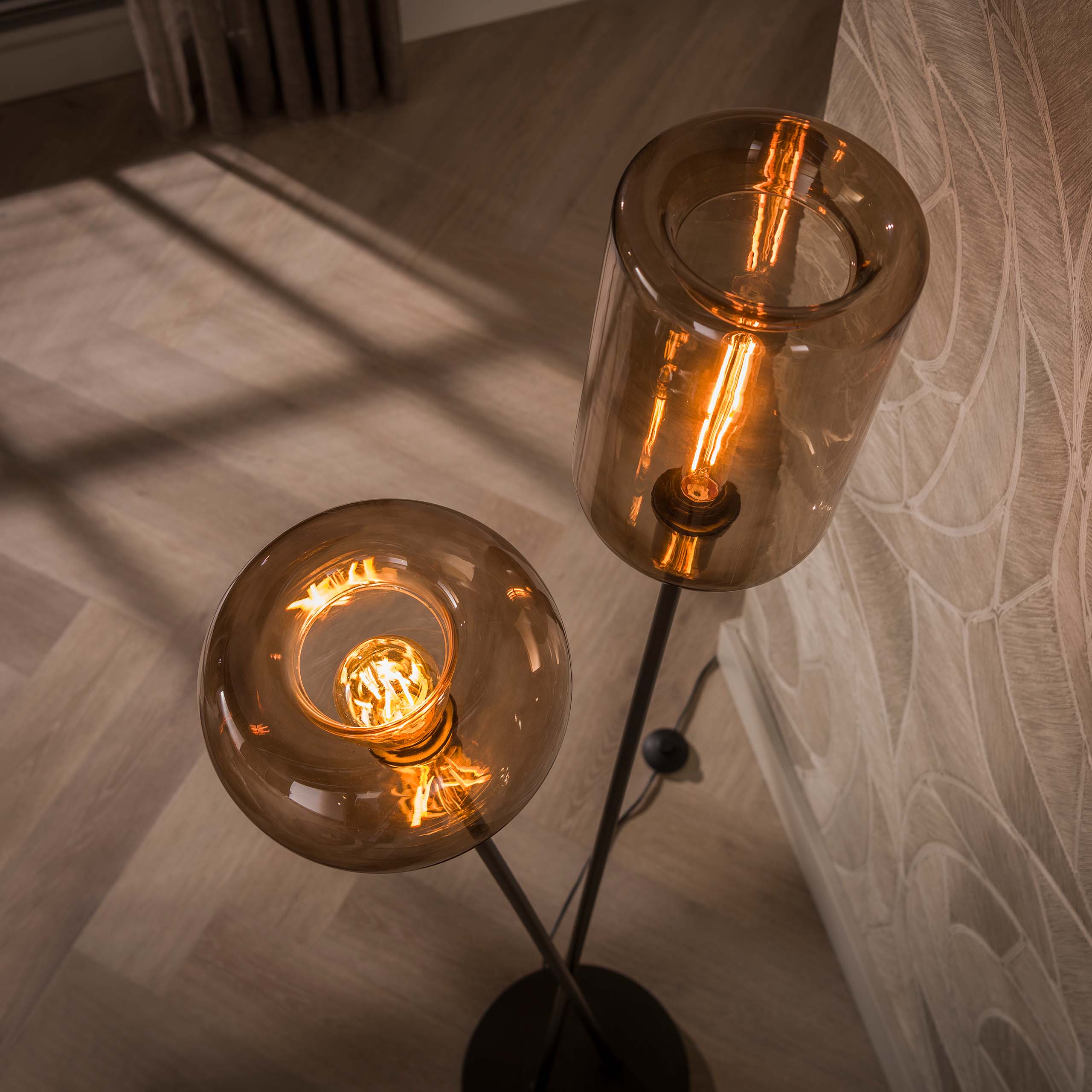 Vloerlamp Avelore 2-lichts Brons Amberglas 174 cm Meubelista Sfeerfoto Bovenaanzicht