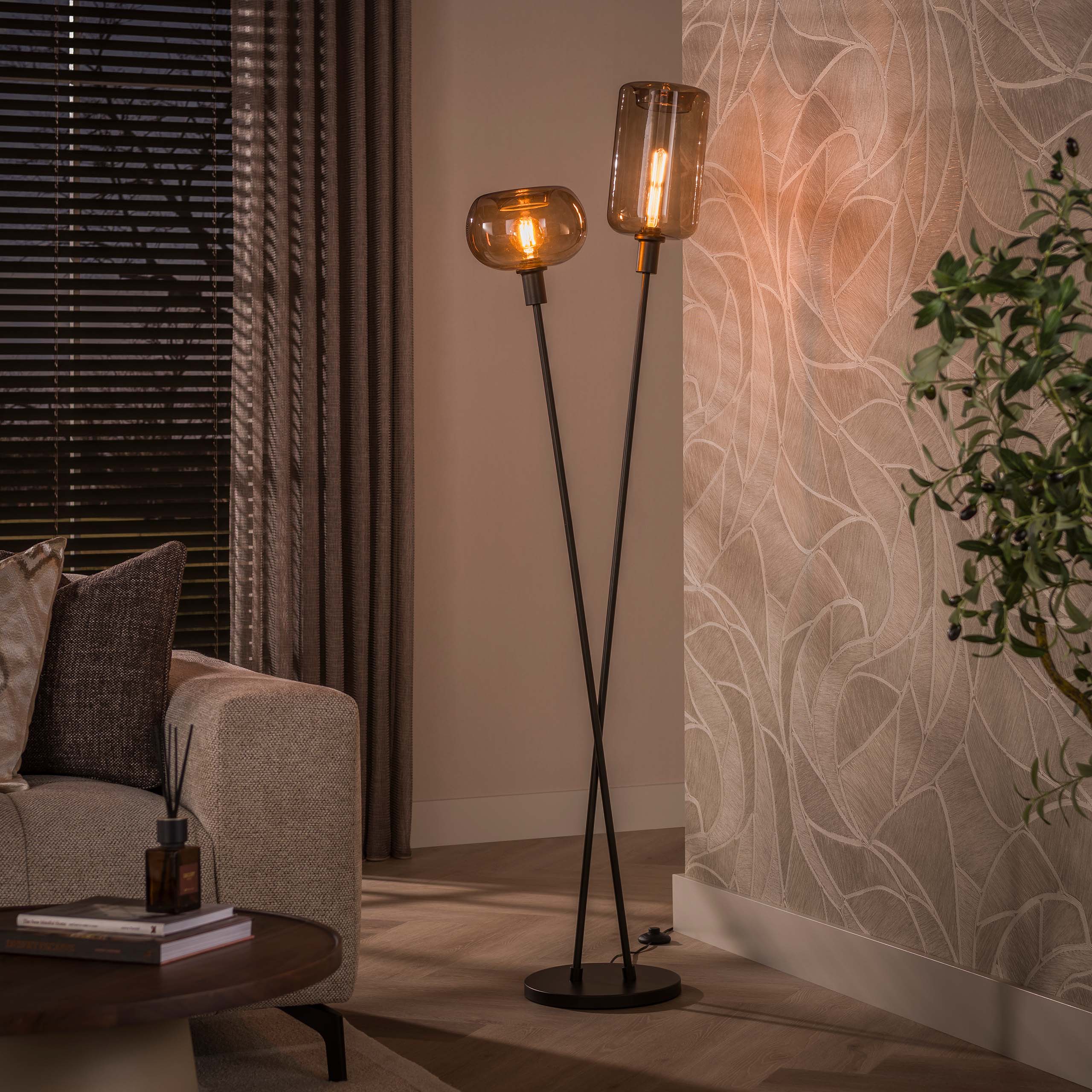 Vloerlamp Avelore 2-lichts Brons Amberglas 174 cm Meubelista Sfeerfoto Donker
