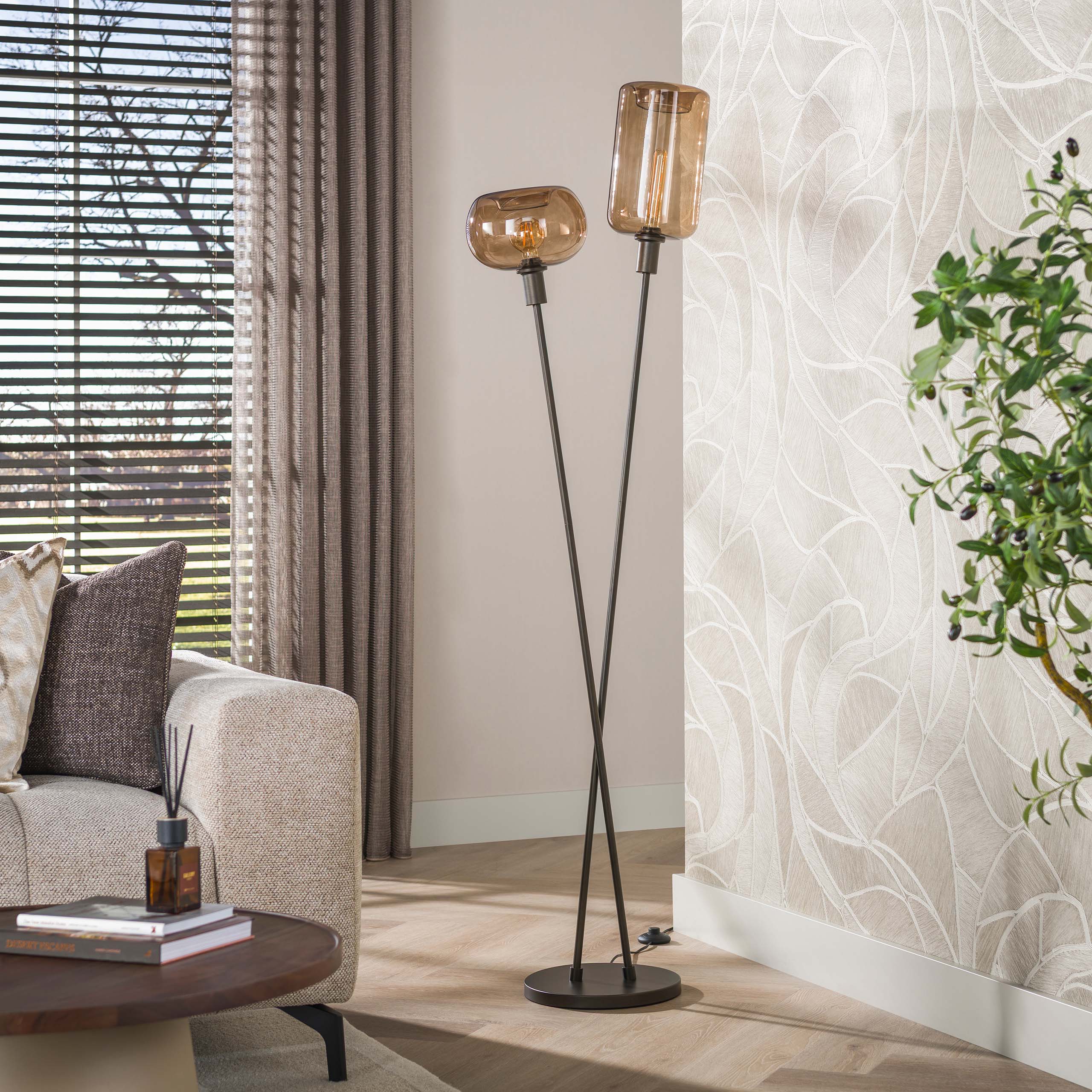 Vloerlamp Avelore 2-lichts Brons Amberglas 174 cm Meubelista Sfeerfoto Licht