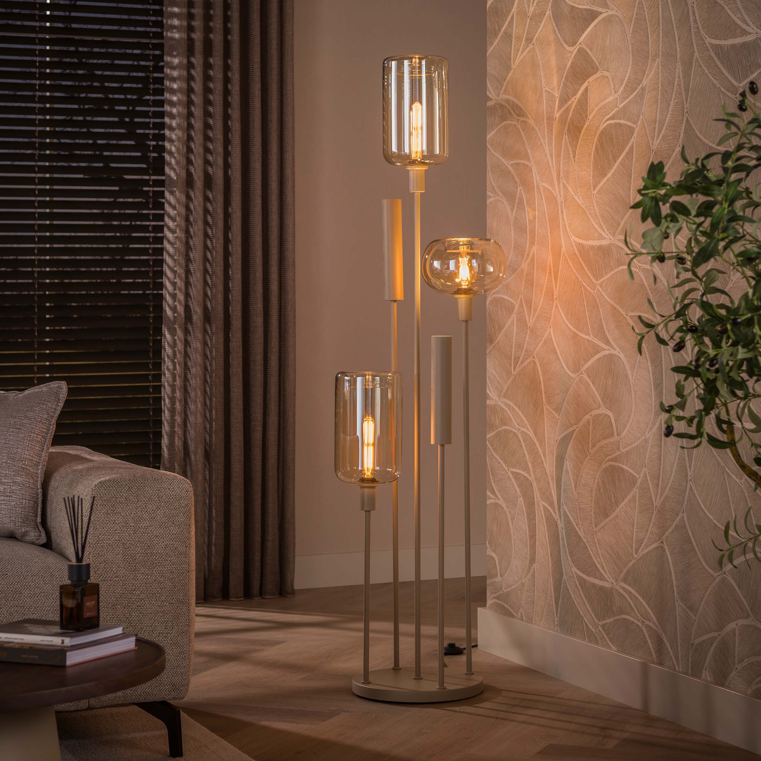 Vloerlamp Avelore 5-lichts Beige Amberglas Met Spots Meubelista Sfeerfoto