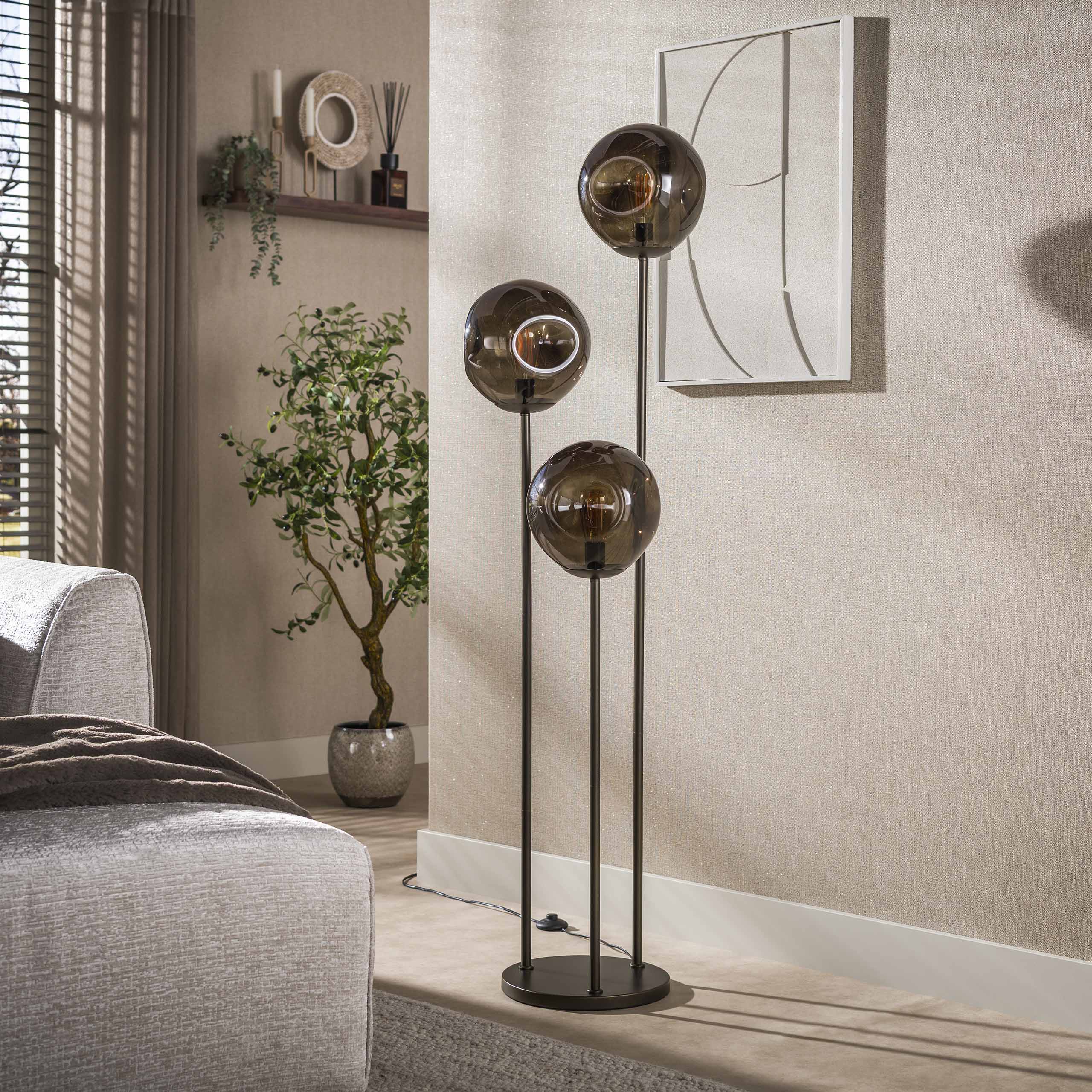 Vloerlamp Bellum 3-lichts Brons Glas 164 cm Meubelista Sfeerfoto Licht