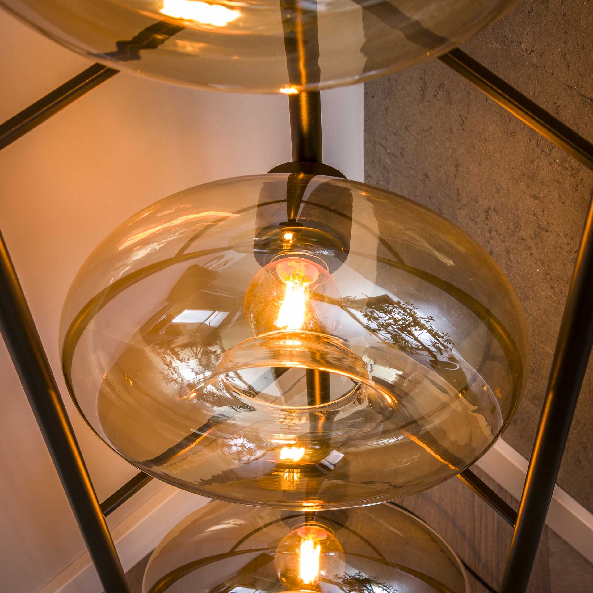 Vloerlamp Donut Amberkleurig Glas 168 cm Meubelista Detailfoto Donker