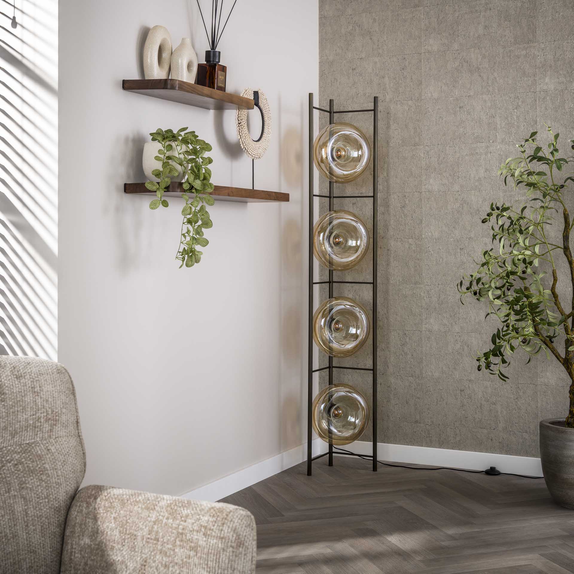 Vloerlamp Donut Amberkleurig Glas 168 cm Meubelista Sfeerfoto Licht