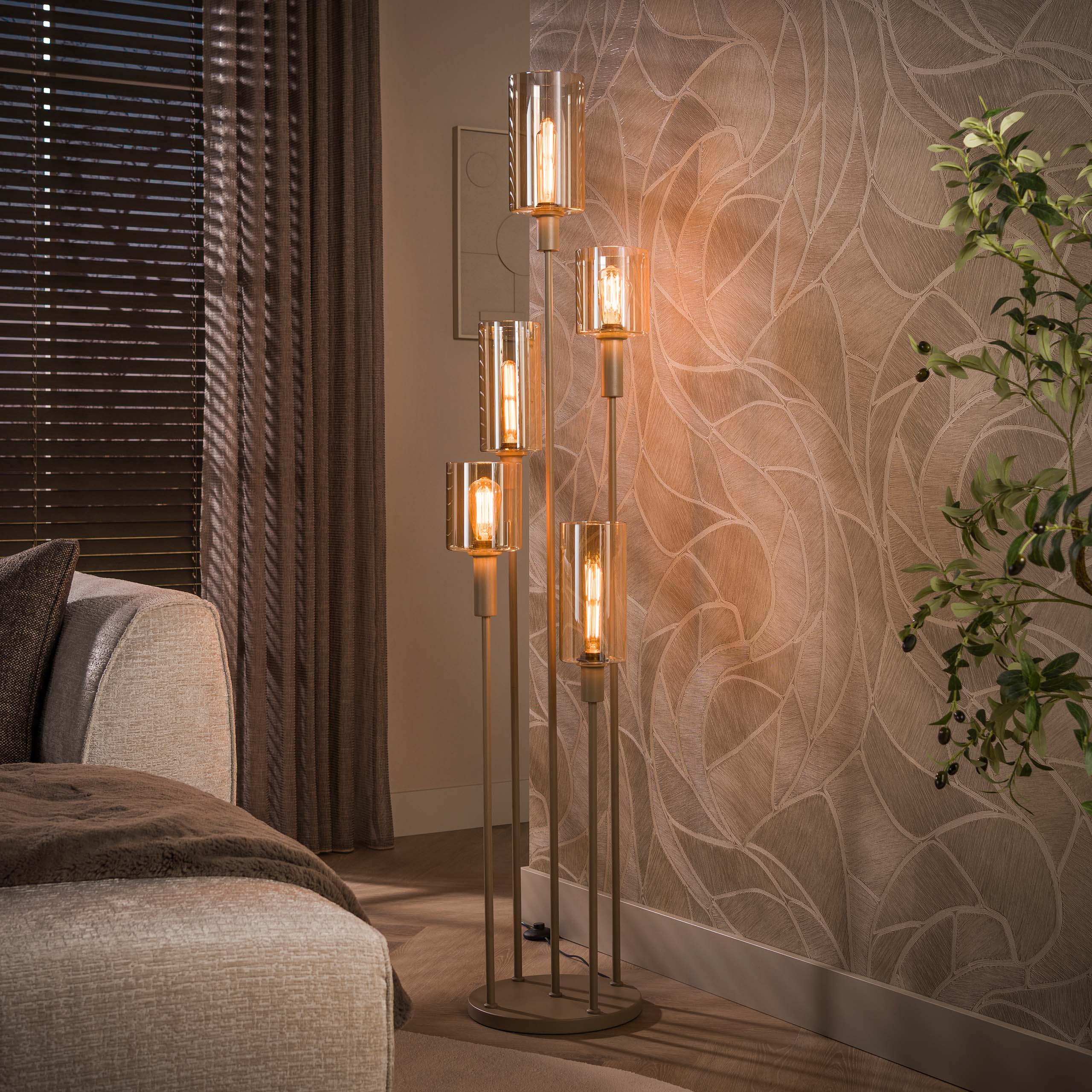 Vloerlamp Lucaro 5-lichts Beige Amberglas Meubelista Sfeerfoto Donker